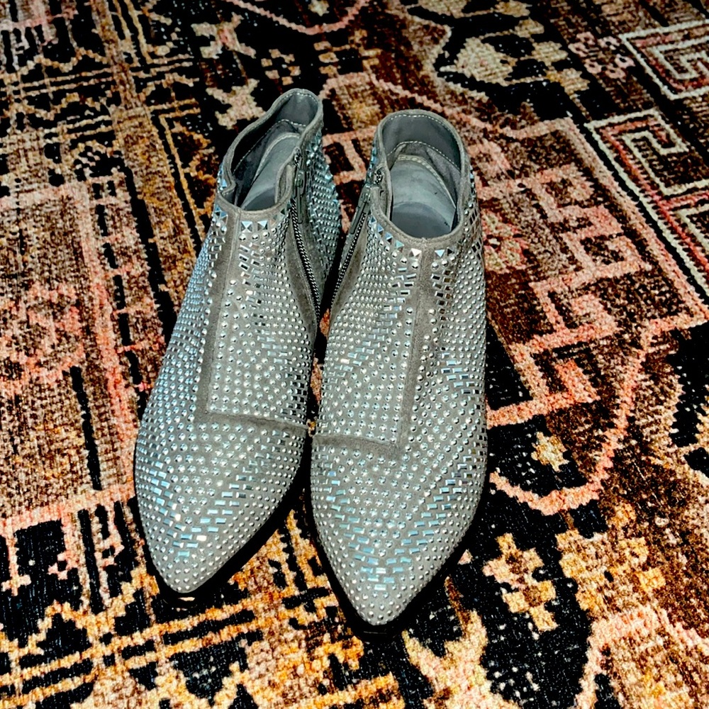 Línea Paolo studded booties